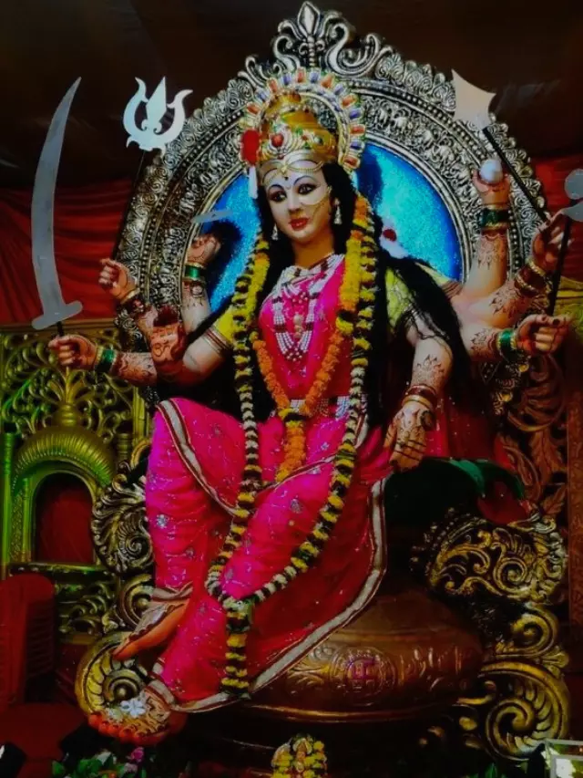 नवरात्री में इन १० चीजों को माँ दुर्गा को चढ़ाये जिससे जिससे माँ दुर्गा पर्सन होती है